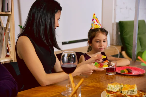 Mère et fille fêtent un anniversaire à la maison — Photo