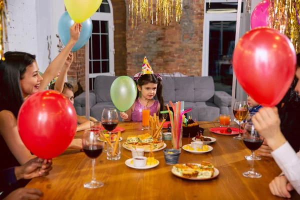 Retrato de família feliz celebrando um aniversário em casa — Fotografia de Stock