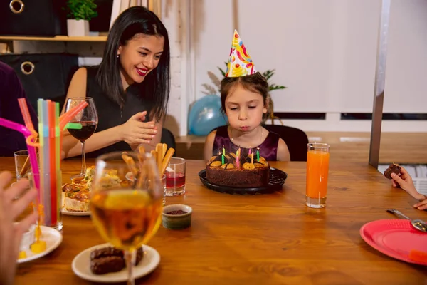 Mère et fille fêtent un anniversaire à la maison — Photo