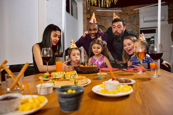 Portrait de famille heureuse célébrant un anniversaire à la maison — Photo