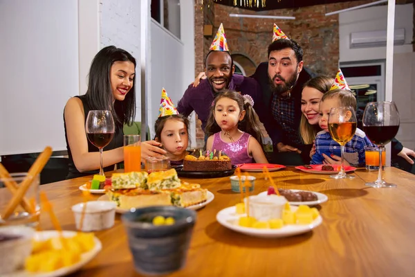 Portrait de famille heureuse célébrant un anniversaire à la maison — Photo