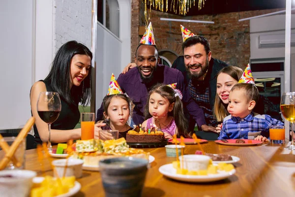 Portrait de famille heureuse célébrant un anniversaire à la maison — Photo