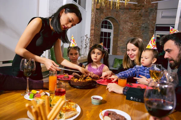 Portrait de famille heureuse célébrant un anniversaire à la maison — Photo