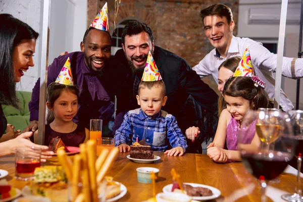 Portret szczęśliwy rodzina świętuje urodziny w domu — Zdjęcie stockowe