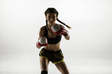 Beyaz stüdyo arka planında izole edilmiş spor giyim boksunda beyaz kadın.