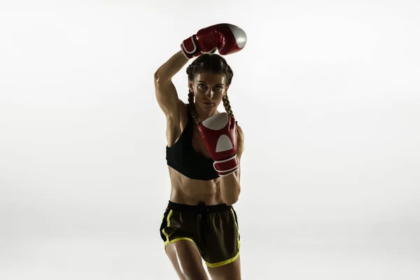 Fit καυκάσιος γυναίκα στην πυγμαχία αθλητικών ειδών απομονώνονται σε λευκό φόντο στούντιο — Φωτογραφία Αρχείου