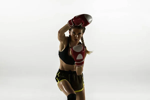 Fit kaukasische Frau in Sportbekleidung Boxen isoliert auf weißem Studiohintergrund — Stockfoto
