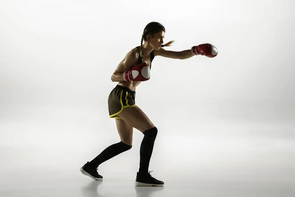 Passform kaukasiska kvinna i sportkläder boxning isolerad på vit studio bakgrund — Stockfoto