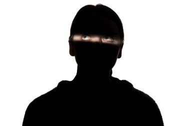 Beyaz stüdyo arka planında karanlıkta bir kızın dramatik portresi..