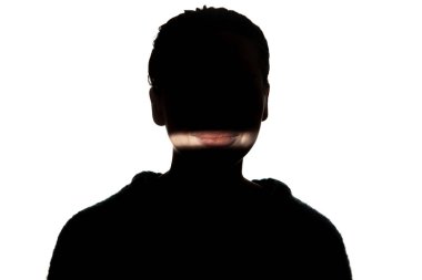 Beyaz stüdyo arka planında karanlıkta bir kızın dramatik portresi..