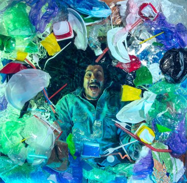 Plastik alıcıların altında okyanus suyunda boğulan adam yığını, çevre konsepti