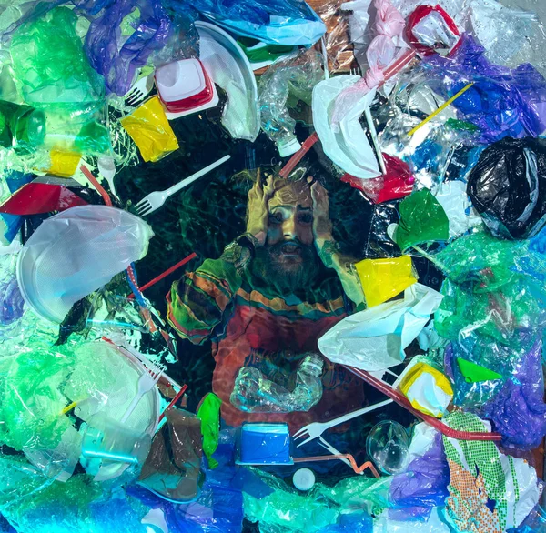 Człowiek tonący w wodzie oceanicznej pod stosem plastikowych odbiorców, koncepcja środowiska — Zdjęcie stockowe