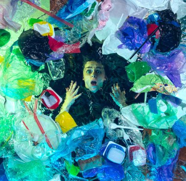 Plastik alıcıların altında okyanus suyunda boğulan kadın yığını, çevre konsepti