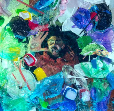 Plastik alıcıların altında okyanus suyunda boğulan adam yığını, çevre konsepti