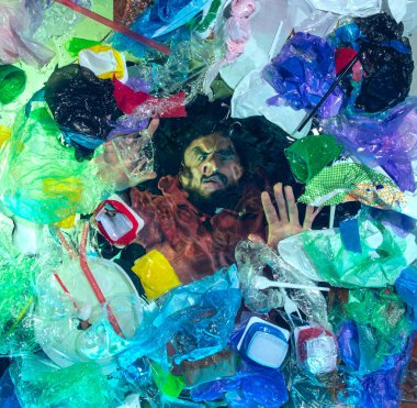 Plastik alıcıların altında okyanus suyunda boğulan adam yığını, çevre konsepti