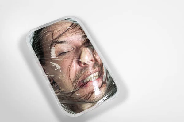 Capul uman ca un produs în cutie de plastic izolat pe fundal alb, conceptul de ecologie — Fotografie, imagine de stoc