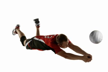 Beyaz arka planda izole edilmiş genç beyaz voleybol oyuncusu