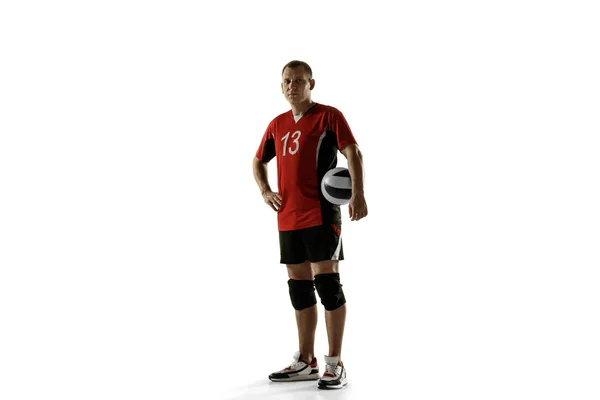 Jovem jogador de voleibol caucasiano placticing isolado no fundo branco — Fotografia de Stock