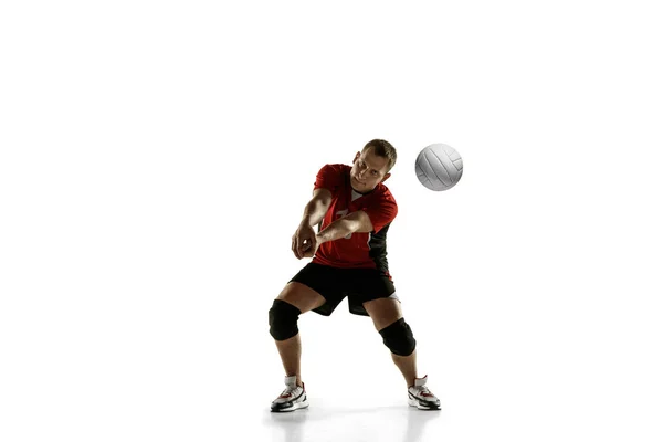 Jonge Kaukasische volleybal speler placticeren geïsoleerd op witte achtergrond — Stockfoto