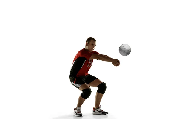 Ung kaukasisk volleyball spiller placticing isoleret på hvid baggrund - Stock-foto
