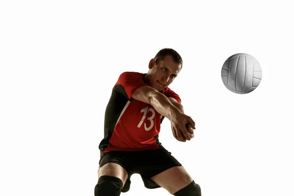 Jonge Kaukasische volleybal speler placticeren geïsoleerd op witte achtergrond — Stockfoto