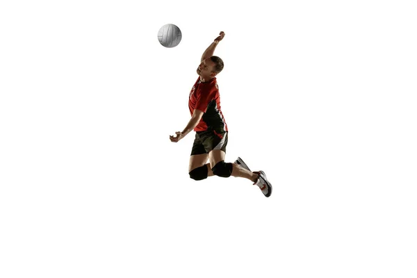 Jovem jogador de voleibol caucasiano placticing isolado no fundo branco — Fotografia de Stock