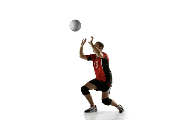 Junge kaukasische Volleyballspieler placticing isoliert auf weißem Hintergrund — Stockfoto