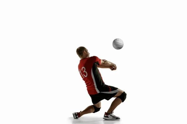 Jonge Kaukasische volleybal speler placticeren geïsoleerd op witte achtergrond — Stockfoto