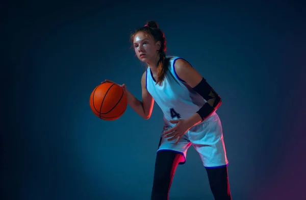 霓虹灯下蓝色工作室背景的年轻高加索女篮选手 — 图库照片
