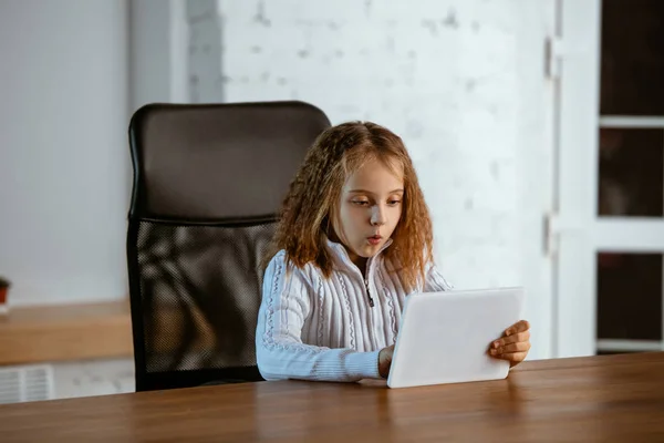 Porträt eines jungen kaukasischen Mädchens in lässiger Kleidung sieht verträumt und glücklich aus — Stockfoto