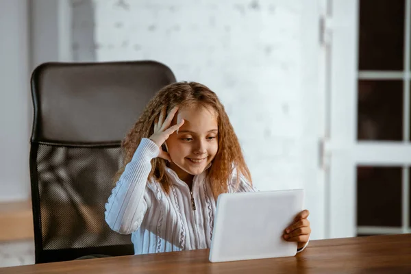 Portrait of young caucasian girl in casual clothes looks dreamful and happy — Stockfoto