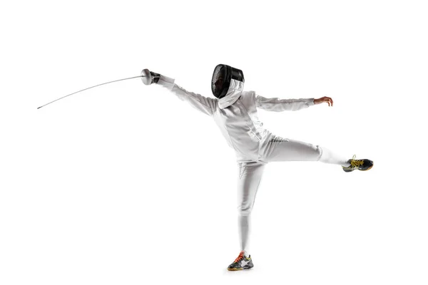 Девушка-фехтовальщица в костюме с мечом в руке на белом фоне — стоковое фото