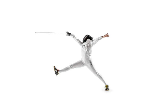 Девушка-фехтовальщица в костюме с мечом в руке на белом фоне — стоковое фото