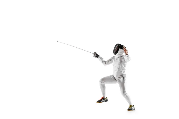 Adolescente en costume d'escrime avec épée à la main isolé sur fond blanc — Photo