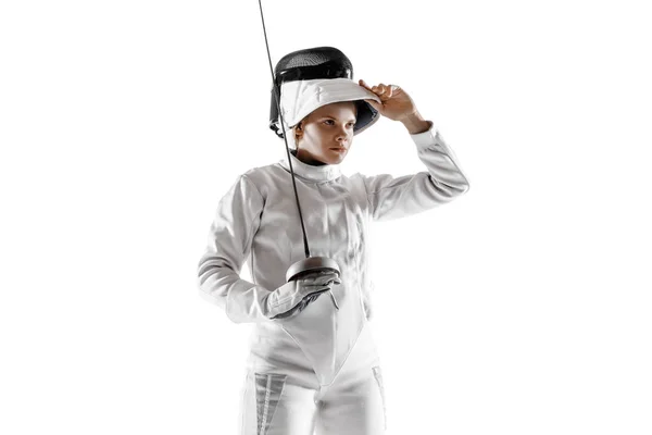 Nastolatka w stroju szermierki z mieczem w ręku izolowane na białym tle — Zdjęcie stockowe