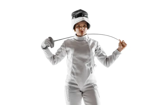 Adolescente en costume d'escrime avec épée à la main isolé sur fond blanc — Photo