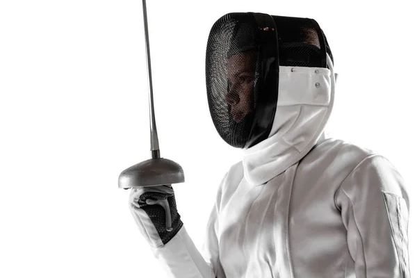 Adolescente en costume d'escrime avec épée à la main isolé sur fond blanc — Photo