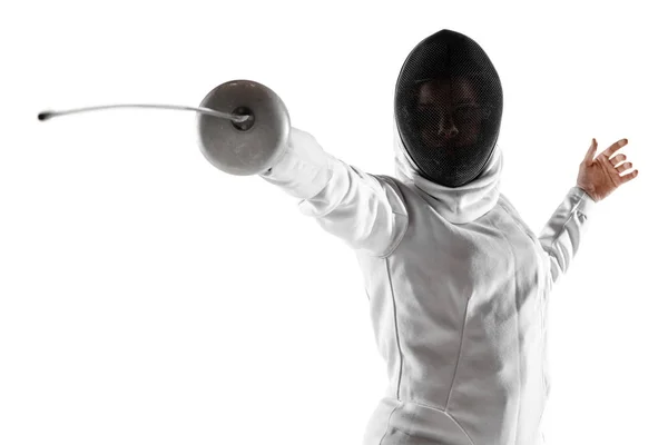 Adolescente en costume d'escrime avec épée à la main isolé sur fond blanc — Photo