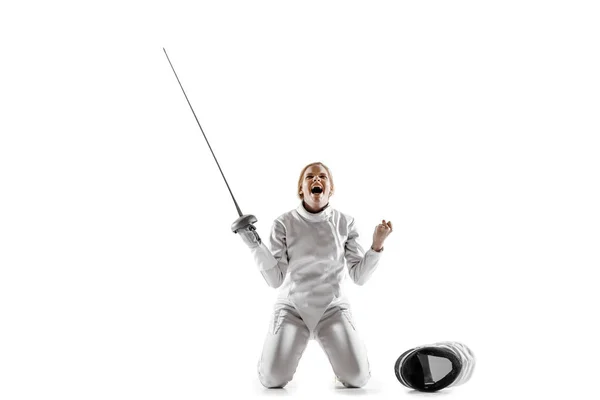 Teenager-Mädchen im Fechtkostüm mit Schwert in der Hand isoliert auf weißem Hintergrund — Stockfoto