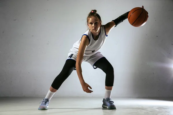 Joven jugadora de baloncesto caucásica contra fondo blanco — Foto de Stock