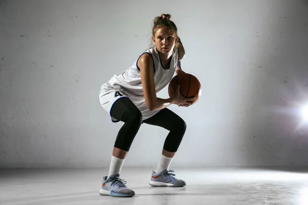Jonge blanke vrouwelijke basketbalspeler tegen witte muur achtergrond — Stockfoto