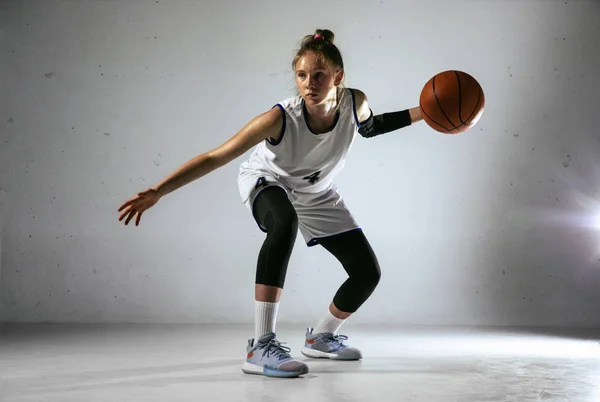 Giovane giocatore di basket femminile caucasico contro sfondo muro bianco — Foto Stock