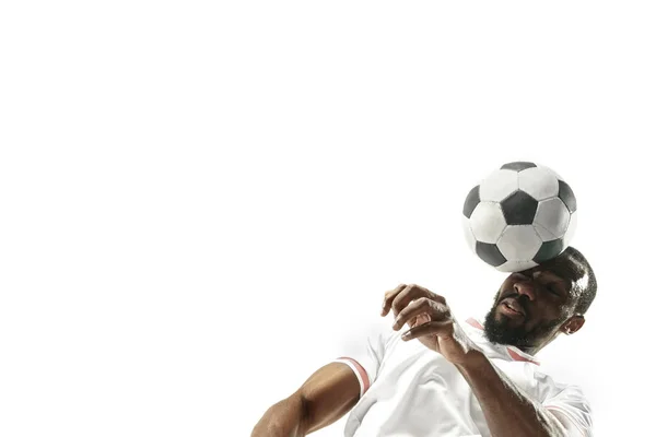 Крупним планом емоційний чоловік грає в футбол, б'ючи по м'ячу з головою на ізольованому білому тлі — стокове фото