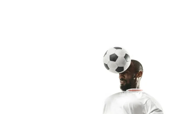 Primer plano del hombre emocional jugando al fútbol golpeando la pelota con la cabeza sobre un fondo blanco aislado —  Fotos de Stock