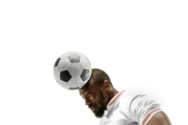 Primer plano del hombre emocional jugando al fútbol golpeando la pelota con la cabeza sobre un fondo blanco aislado —  Fotos de Stock