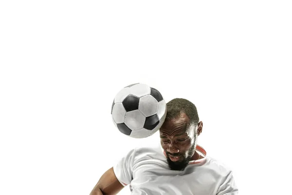 Close up de homem emocional jogando futebol batendo a bola com a cabeça no fundo branco isolado — Fotografia de Stock
