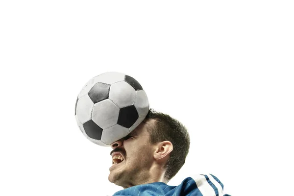 Zbliżenie emocjonalny mężczyzna gra w piłkę nożną uderzając piłkę z głową na odizolowanym białym tle — Zdjęcie stockowe