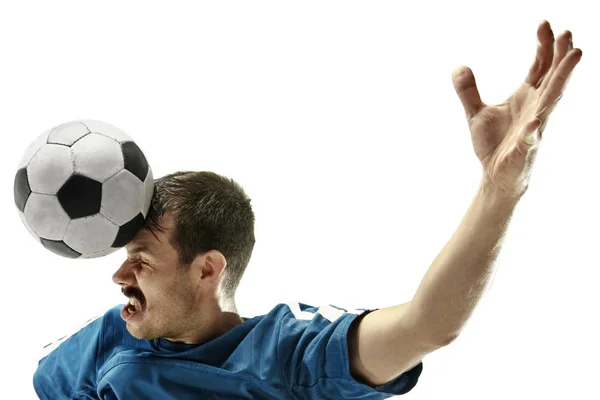 Beyazların izole edilmiş arka planında futbol oynayan duygusal bir adamın topa vuruşuna yakın çekim. — Stok fotoğraf