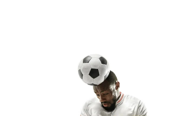 Primer plano del hombre emocional jugando al fútbol golpeando la pelota con la cabeza sobre un fondo blanco aislado — Foto de Stock