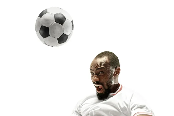 Крупный план эмоционального человека, играющего в футбол, бьющего по мячу головой на изолированном белом фоне — стоковое фото
